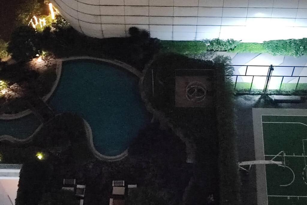 Aveline Suites Elite Rockwell View Acqua Private Residences Near Rockwell Makati Манила Екстериор снимка