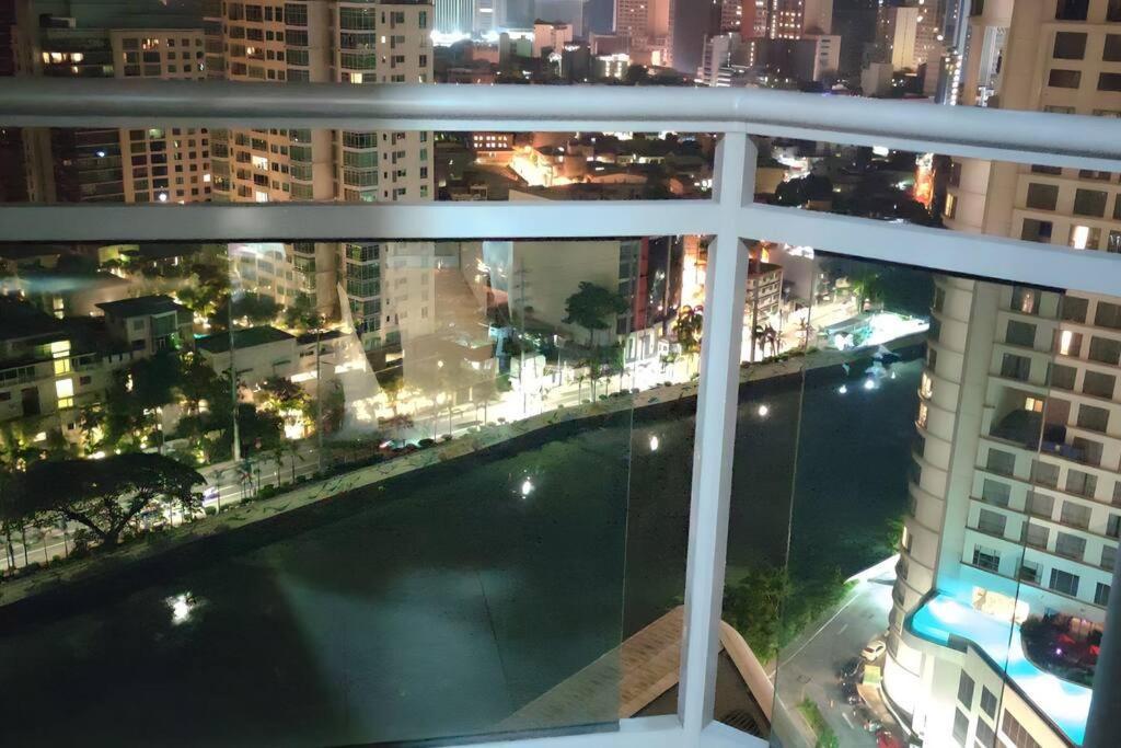 Aveline Suites Elite Rockwell View Acqua Private Residences Near Rockwell Makati Манила Екстериор снимка