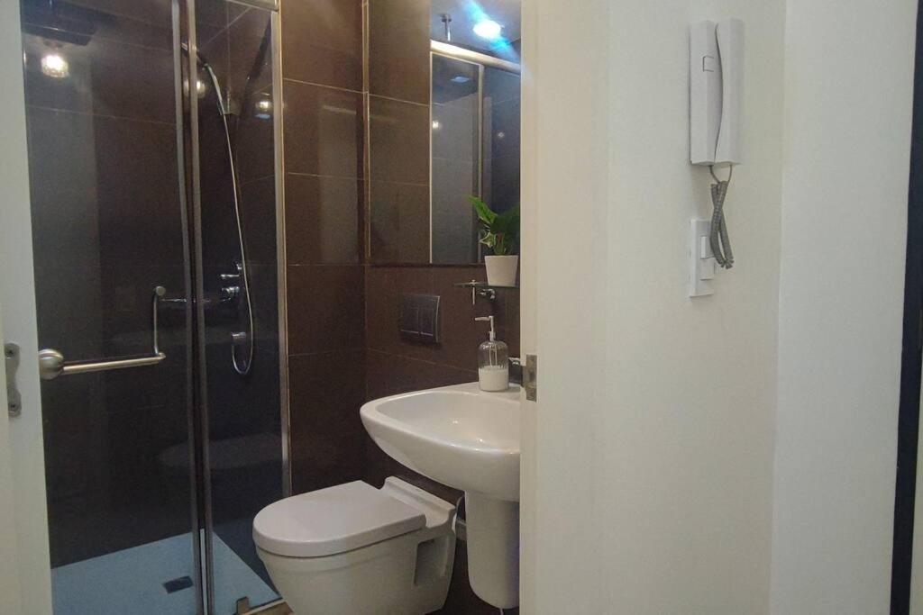 Aveline Suites Elite Rockwell View Acqua Private Residences Near Rockwell Makati Манила Екстериор снимка