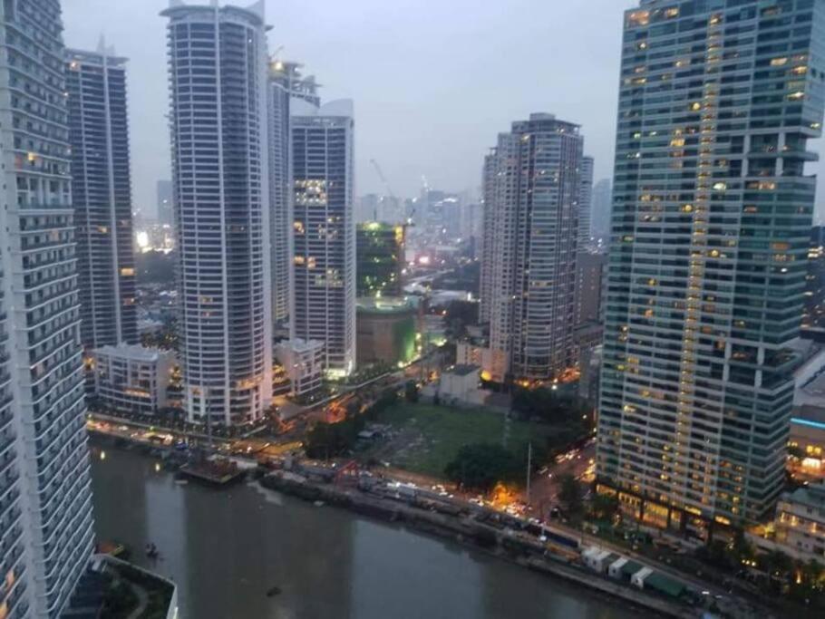 Aveline Suites Elite Rockwell View Acqua Private Residences Near Rockwell Makati Манила Екстериор снимка