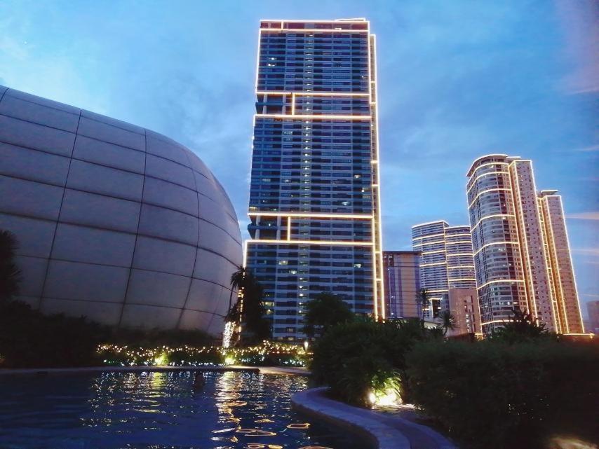 Aveline Suites Elite Rockwell View Acqua Private Residences Near Rockwell Makati Манила Екстериор снимка